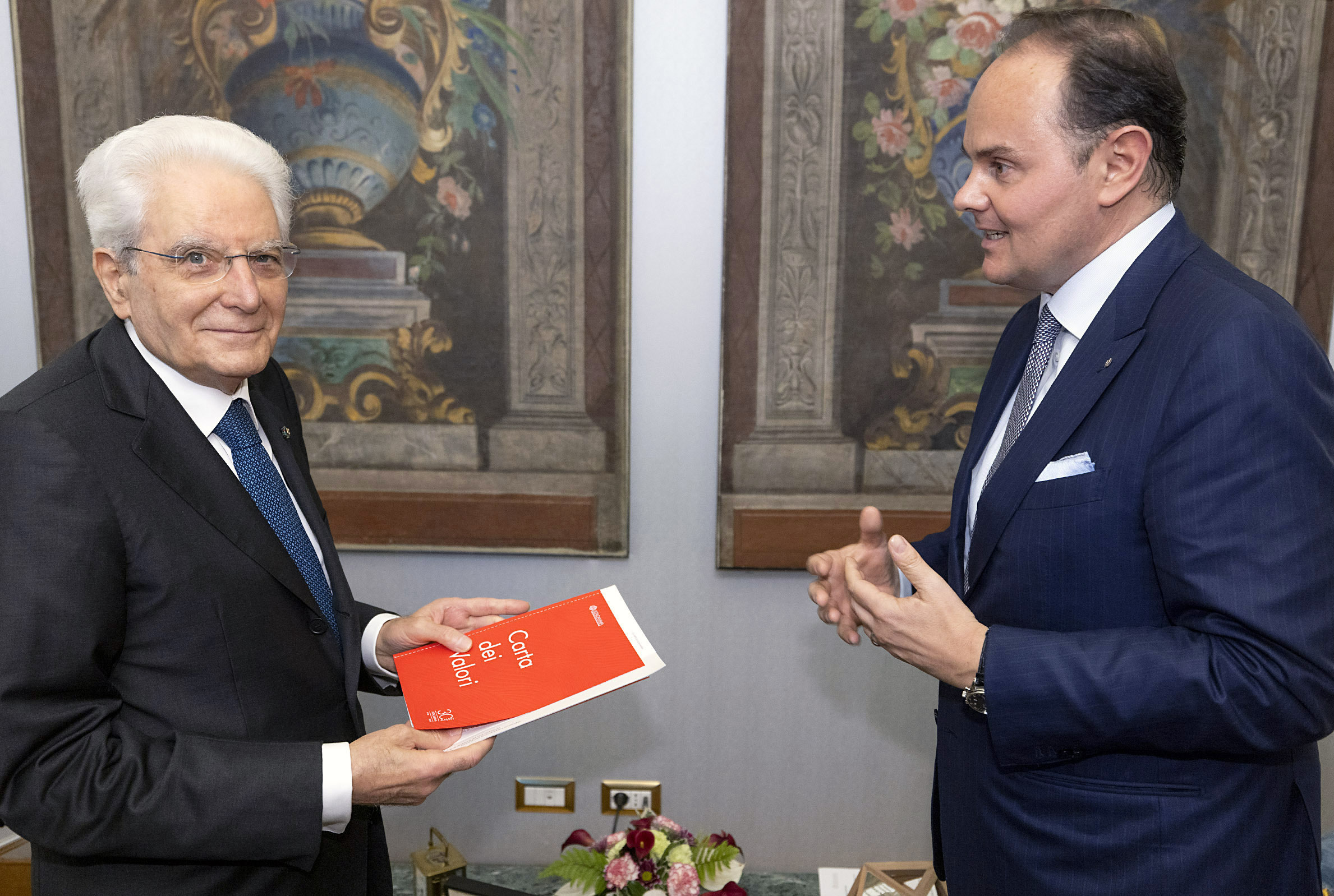 Matteo Lunelli consegna la Carta dei Valori al PResidente della Repubblica Sergio Mattarella